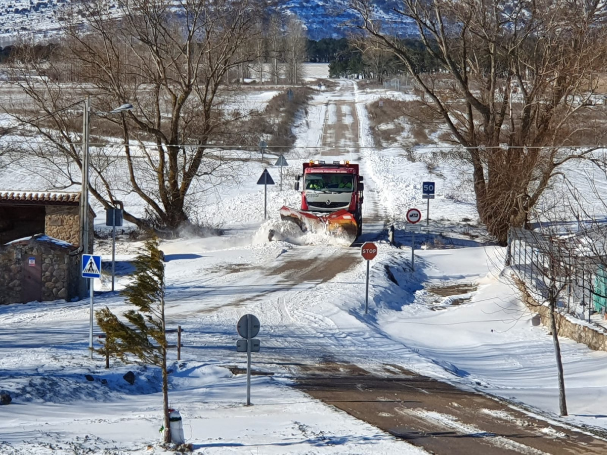Esta mañana Diputación continua con el operativo de vialidad invernal ante el temporal (1)