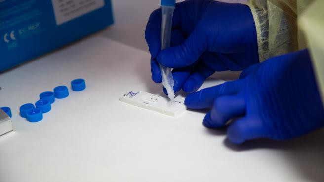 Una sanitaria comprueba el resultado de un test de antigenos en un dispositivo de cribado masivo instalado en el hospital perpetuo socorro en badajoz extremadura espana a 1 de abril de 2021