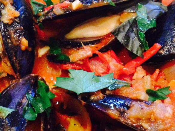 Steamed mussels with red wine and tomato sauce