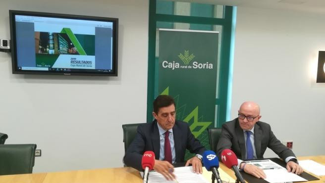 Carlos martinez izda y domingo barca explican los resultados de caja rural de soria en 2019