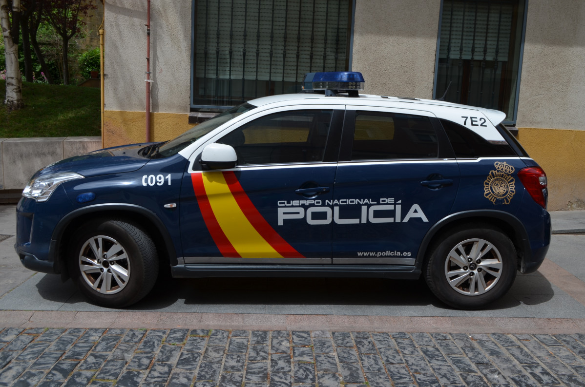 221117 policia nacional fuera servicio salva vida hombre