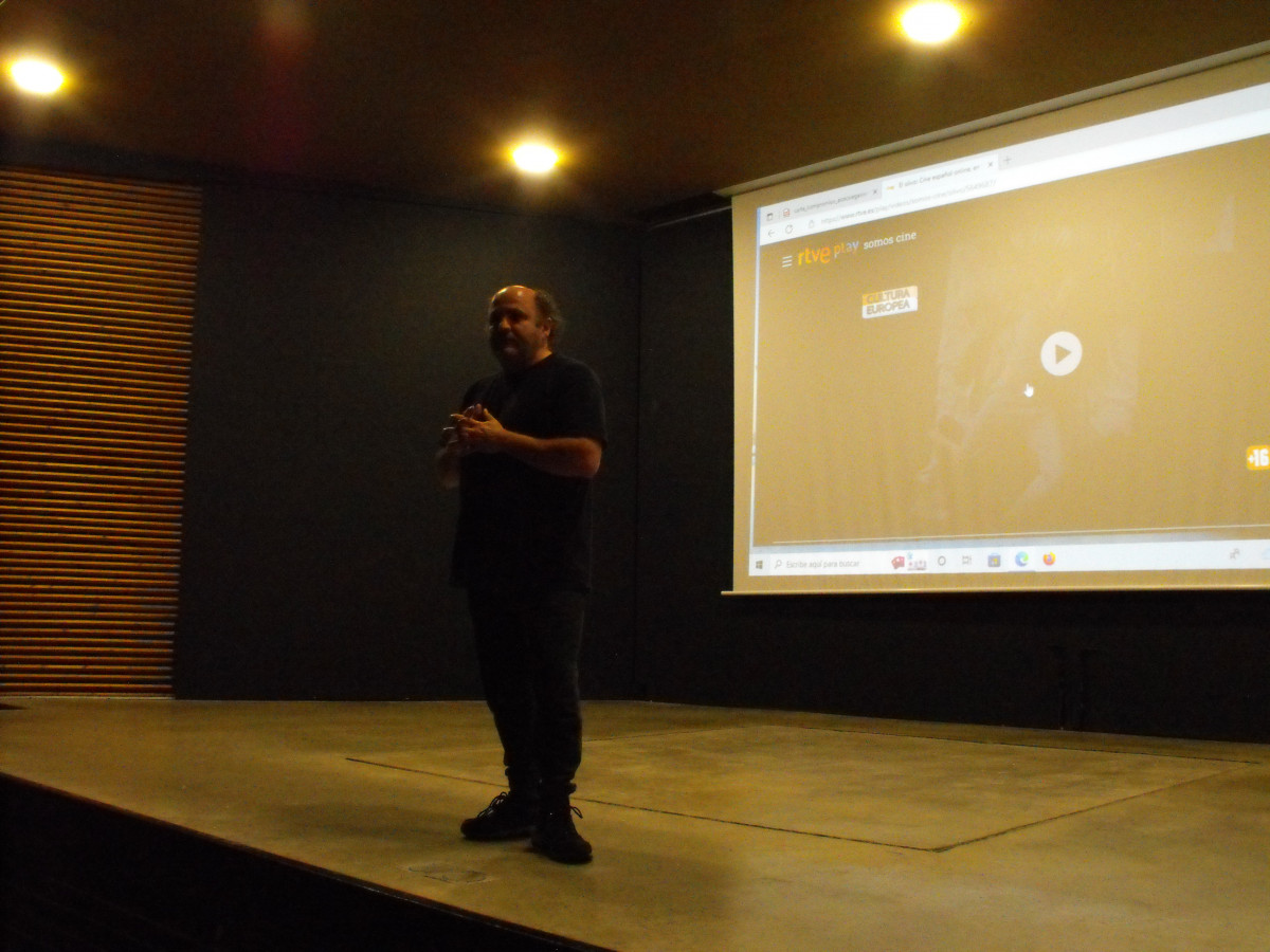 44 Toni abriendo campau00f1a de Cine