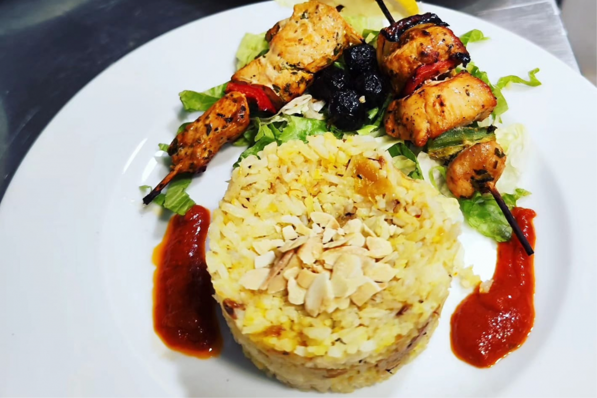 Brochetas y arroz