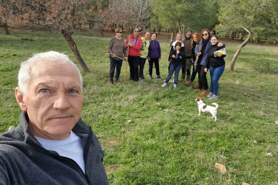 Vecinas y vecinos de Monteagudo de las Vicaru00edas limpian juntos su monte en el puente de diciembre