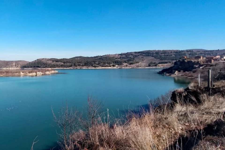 Embalse de la tranquera con Nuévalo de fondo