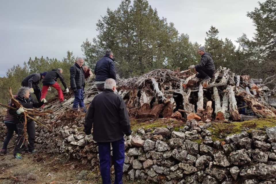 Vecinos y vecinas de Iruecha participando en la reconstrucción de su corral de bardas 2