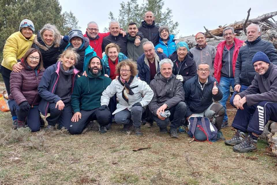 Vecinos y vecinas de Iruecha participando en la reconstrucciu00f3n de su corral de bardas