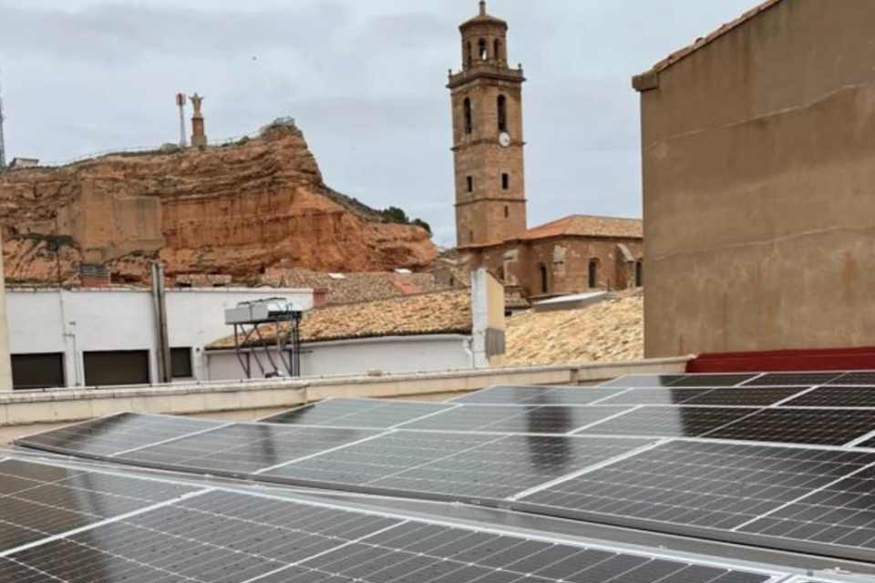 Placas solares en el tejado de gonzu00e1lez romero de Ariza