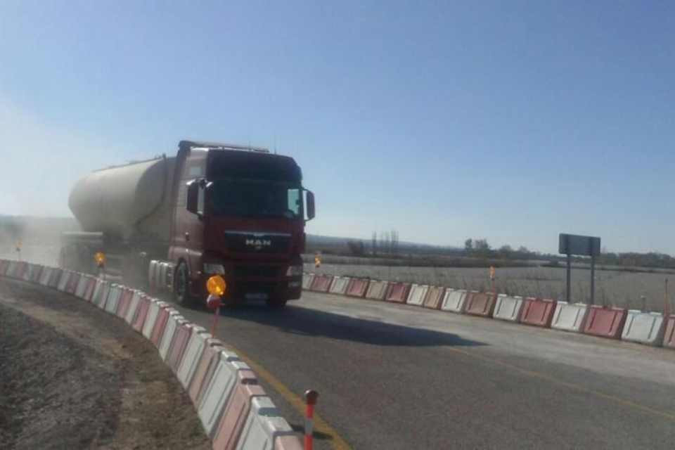 Camiu00f3n cisterna transporte carretera