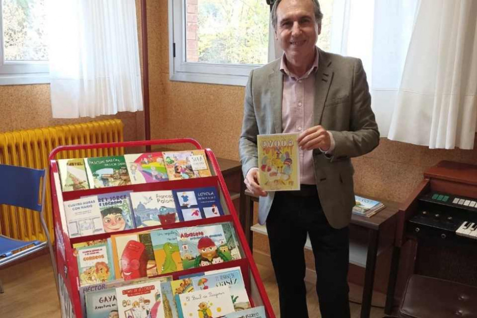 Antonio de Benito con sus libros infantiles