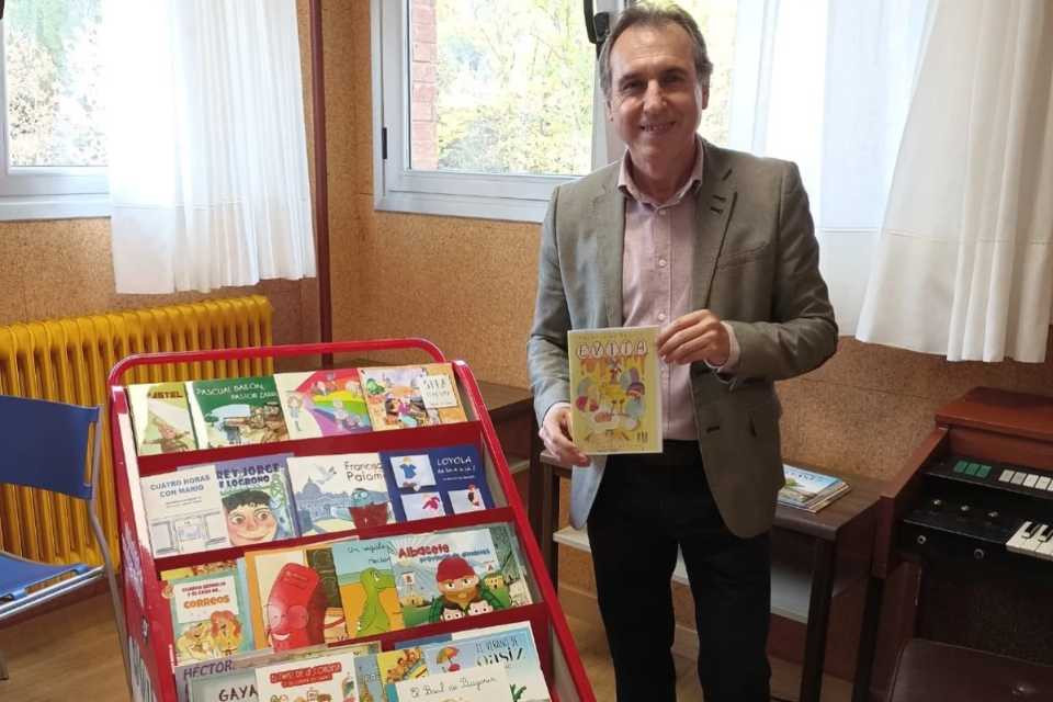 Antonio de Benito con libros infantiles