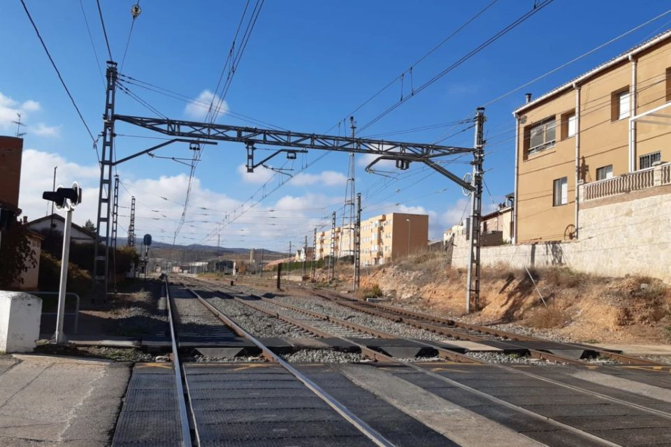 Paso a nivel arcos de jalón tren vías