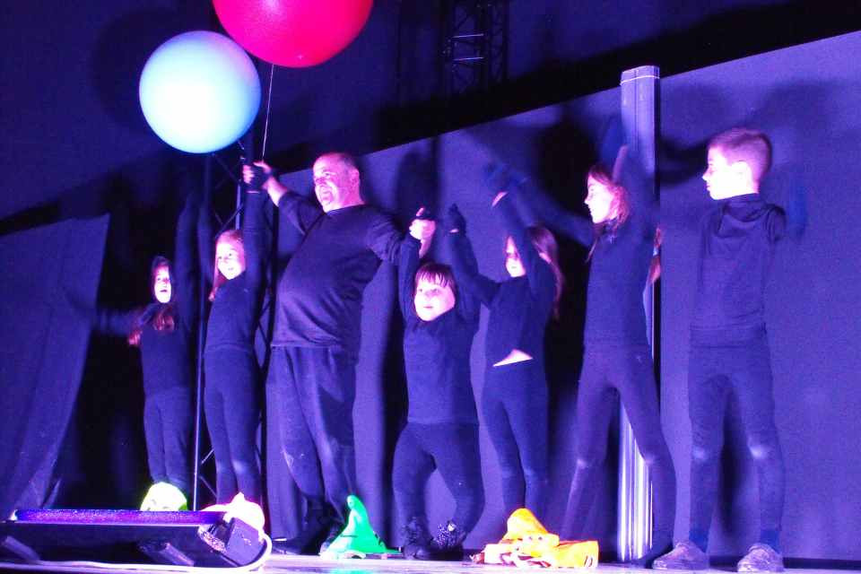 Grupo de teatro infantil luces negras arcos de jalón