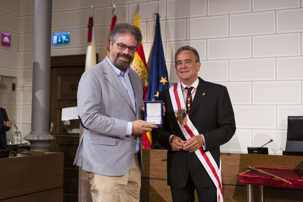 Juan Antonio Su00e1nchez Quero entrega a Sergio del Molino medalla Santa Isabel Foto Aru00e1nzazu Navarro