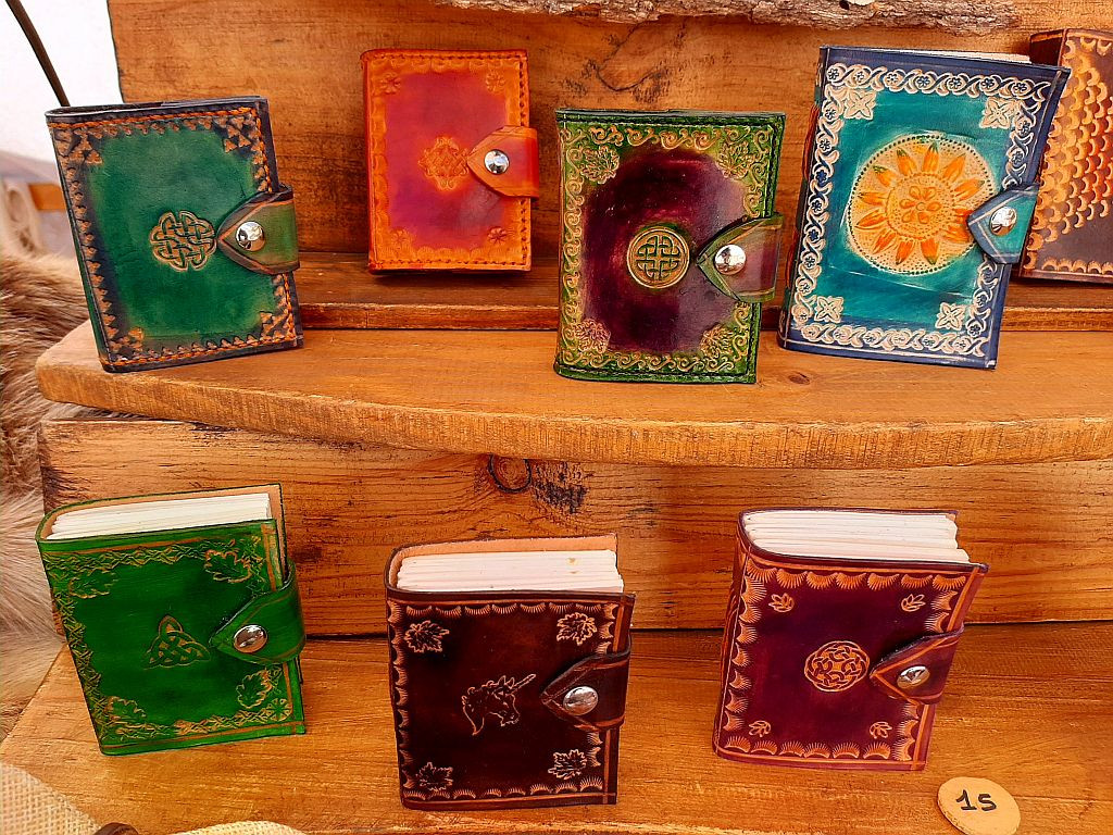 Carme Cuesta   libros cuero