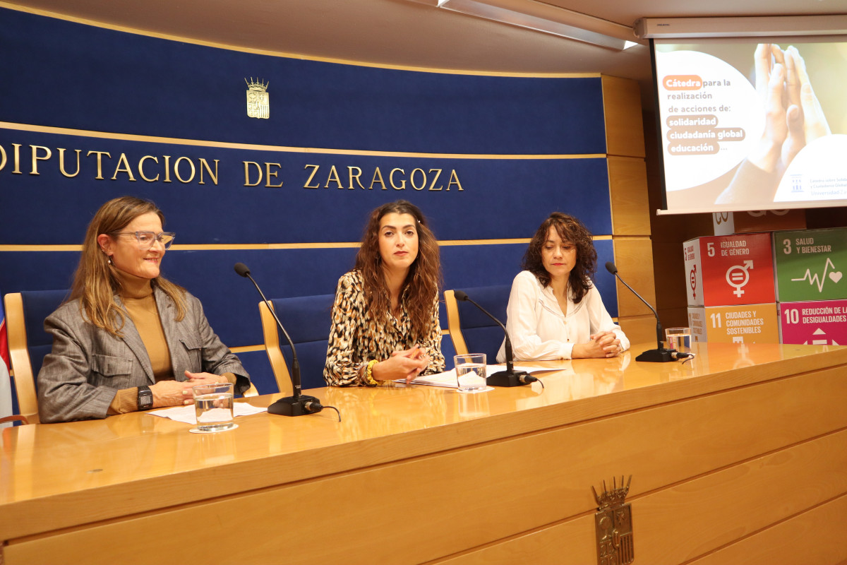 Gloria Cuenca, la diputada Nerea Maru00edn en el centro, y Ana Cristina Blasco