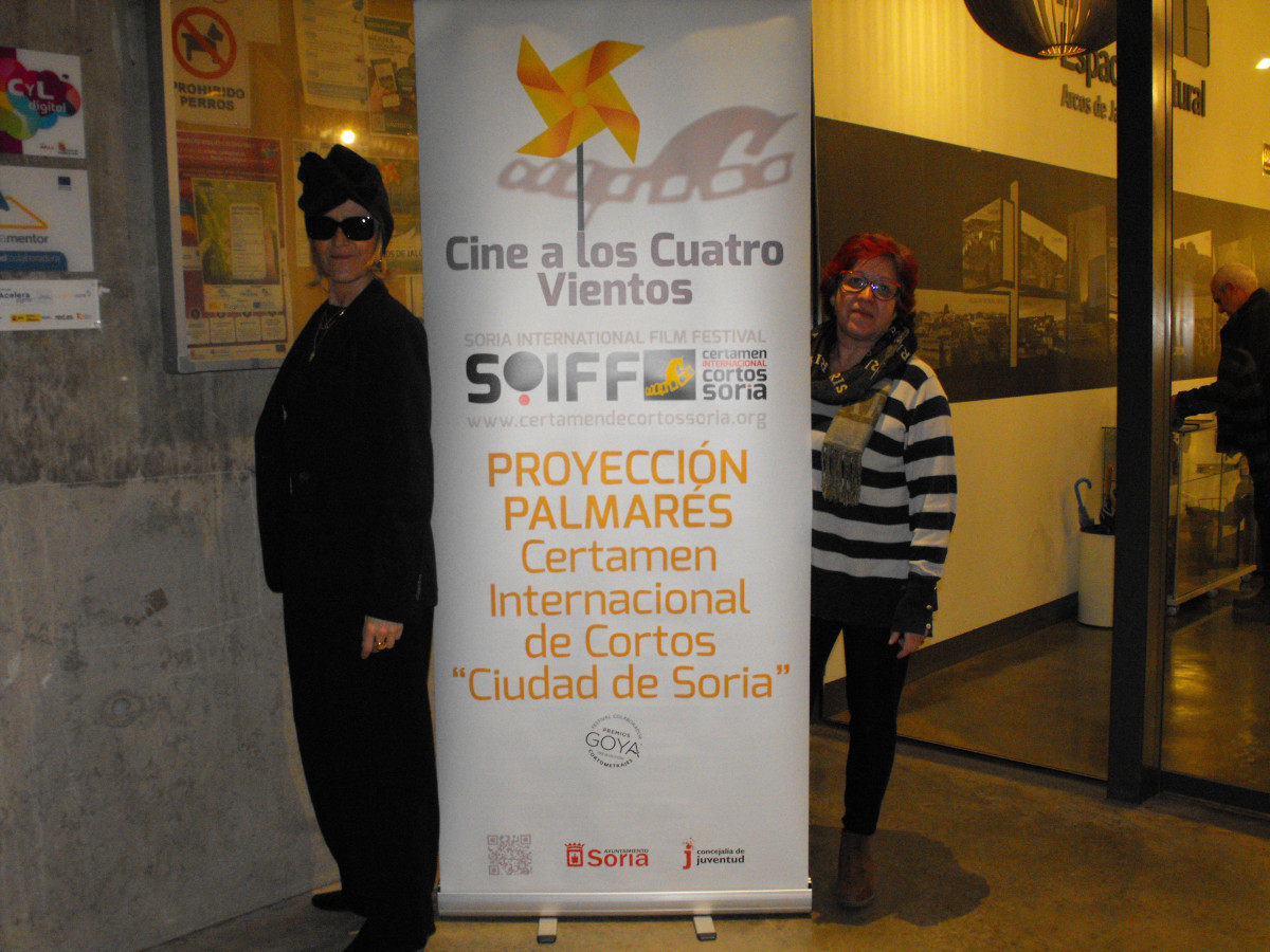 293 Yolanda y Pilar junto a cartelones