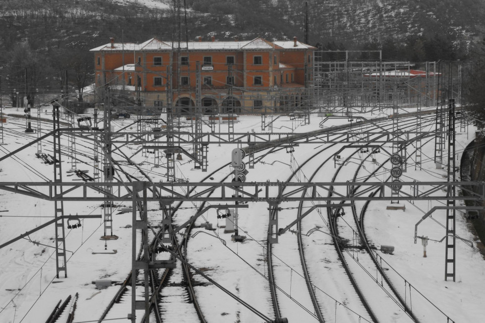 976 840 472 646 082 230 (84)