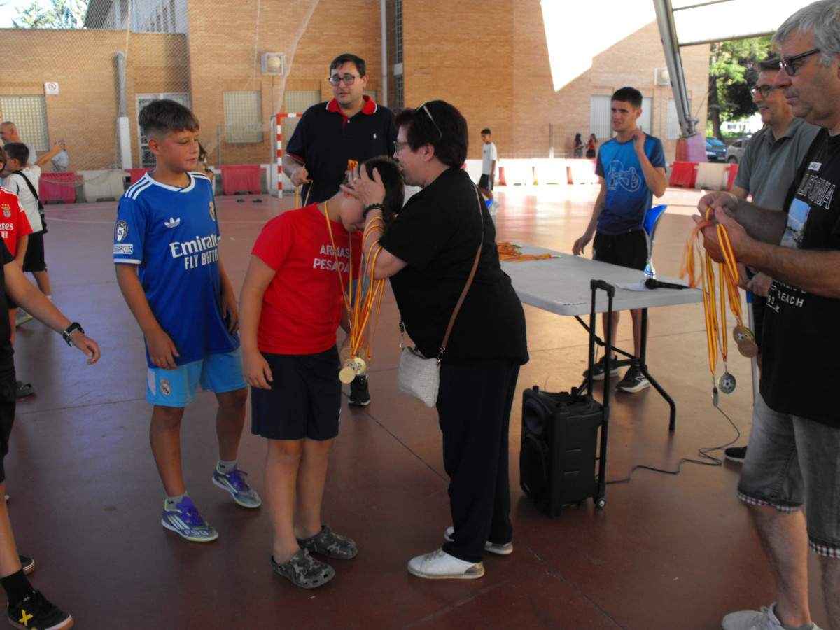 129 Pilar entrega medallas
